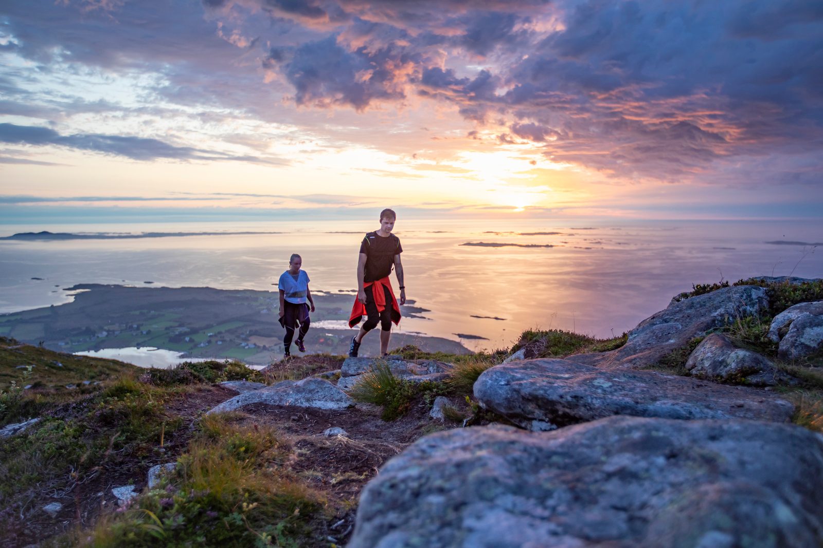 To på tur i Midsundtrappene i solnedgang